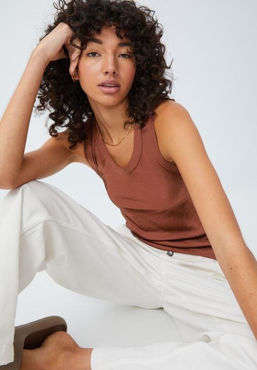 Cotton On - The one organic rib scoop tank - desert brown