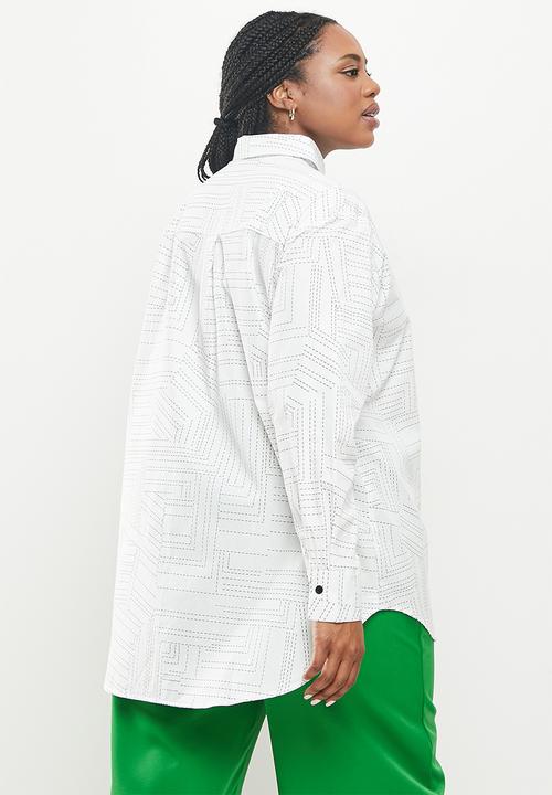 Me&B - Plus printed longer length shirt with curved hem - white & black 