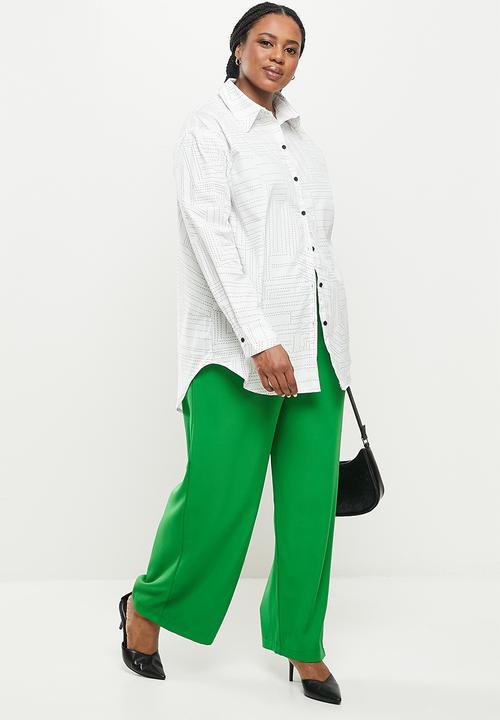 Me&B - Plus printed longer length shirt with curved hem - white & black 