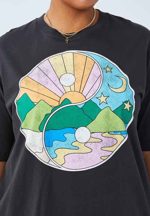 Cotton On - Curve dad graphic tee - desert daze/washed black