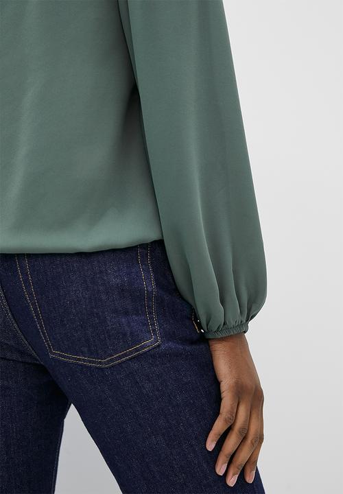 edit - V-neck shoulder shell blouse - bottle green