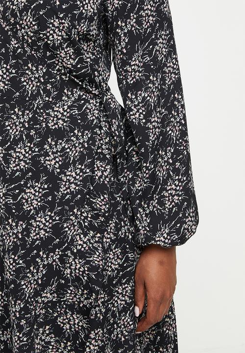 Missguided - Plus long sleeve wrap maxi dress - black