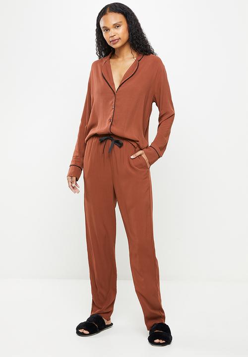 Superbalist - Sleep shirt & pants set - chocolate