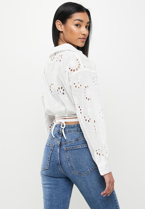 Missguided - Petite broderie wrap front top - white