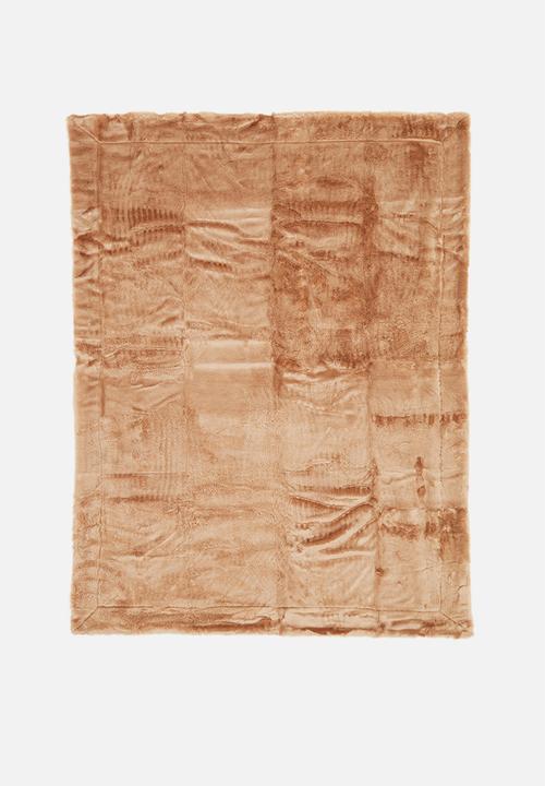 Linen House - Selma faux fur throw - brandy