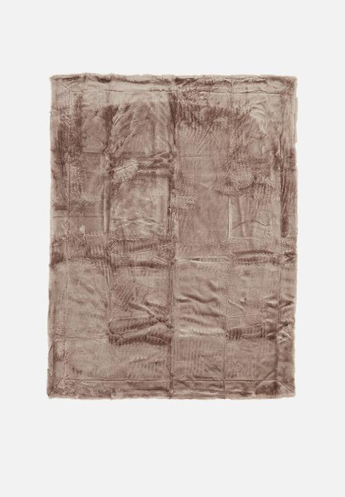 Linen House - Selma faux fur throw - mushroom