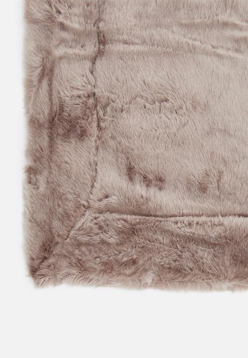 Linen House - Selma faux fur throw - mushroom