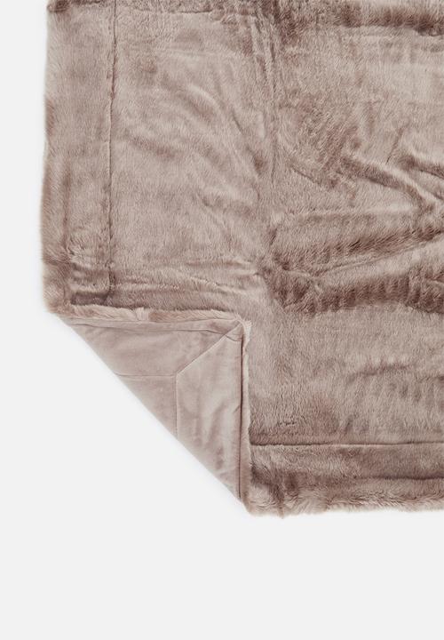 Linen House - Selma faux fur throw - mushroom