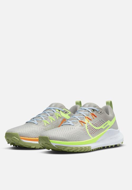 Nike - React pegasus trail 4 - lt iron ore/volt-cobblestone