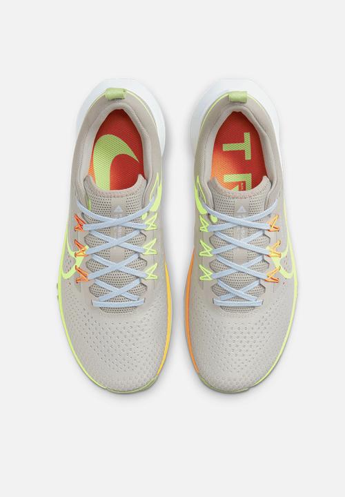 Nike - React pegasus trail 4 - lt iron ore/volt-cobblestone