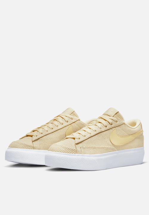 Nike - W blazer low platform ess - lemon drop/lemon drop-coconut milk-white