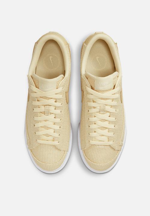 Nike - W blazer low platform ess - lemon drop/lemon drop-coconut milk-white