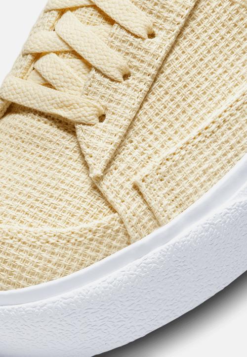 Nike - W blazer low platform ess - lemon drop/lemon drop-coconut milk-white
