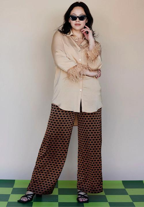 Me&B - Plus satin shirt with colour feathers - tan