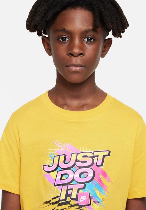 Nike - B nsw tee wildcard 3 - yellow ochre