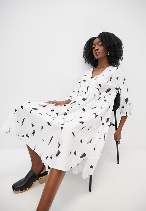 Superbalist - Wrap babydoll dress - white based cutout print