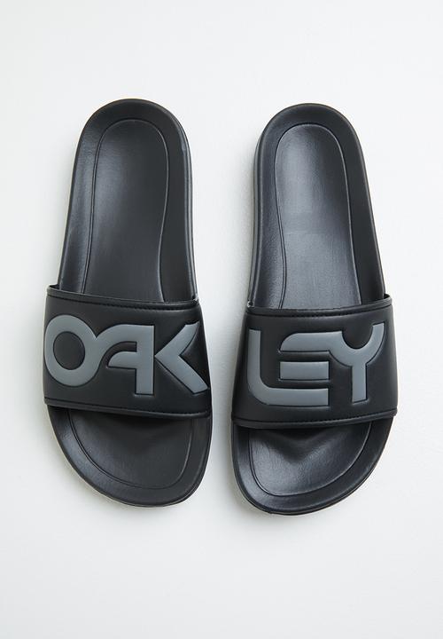 Oakley - Summerville slide - blackout