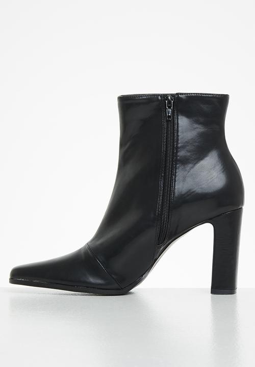 Z_Code_Z - Olivia set-back heeled ankle boot - black