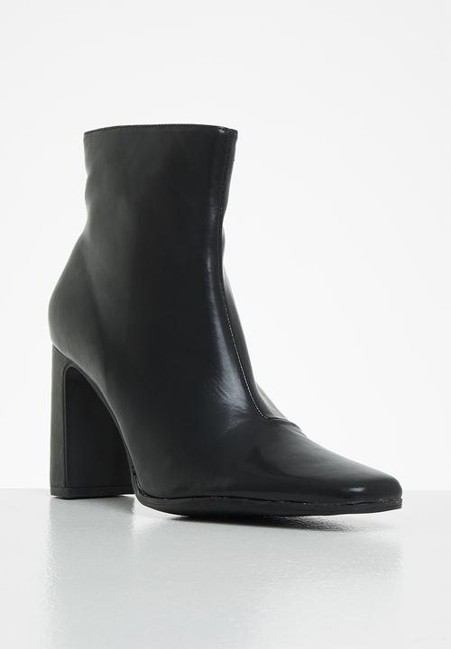 Z_Code_Z - Olivia set-back heeled ankle boot - black