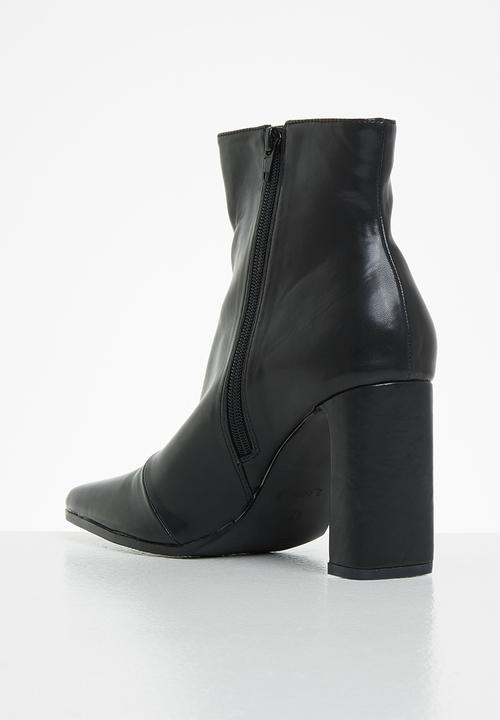 Z_Code_Z - Olivia set-back heeled ankle boot - black