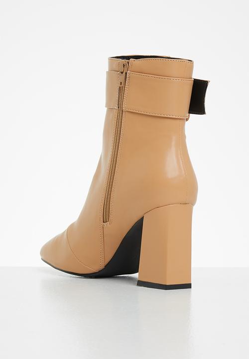 Z_Code_Z - Ava big buckle boot - beige