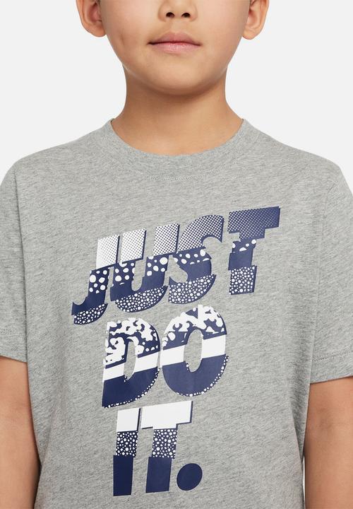 Nike - U nsw tee core brandmark 1 - dk grey heather