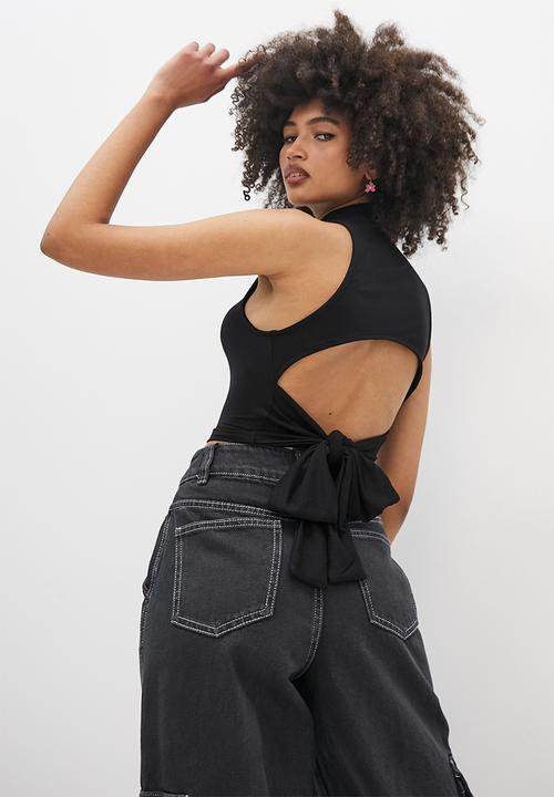 Blake - Turtle neck tie back crop - black