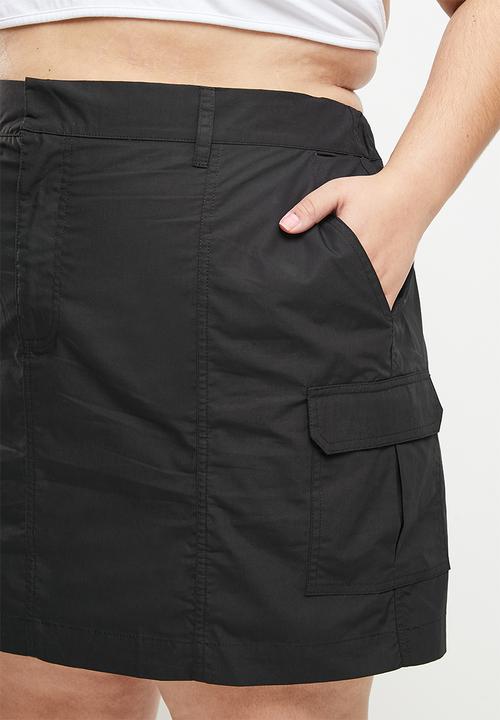 Cotton On - Curve scout cargo mini skirt - black