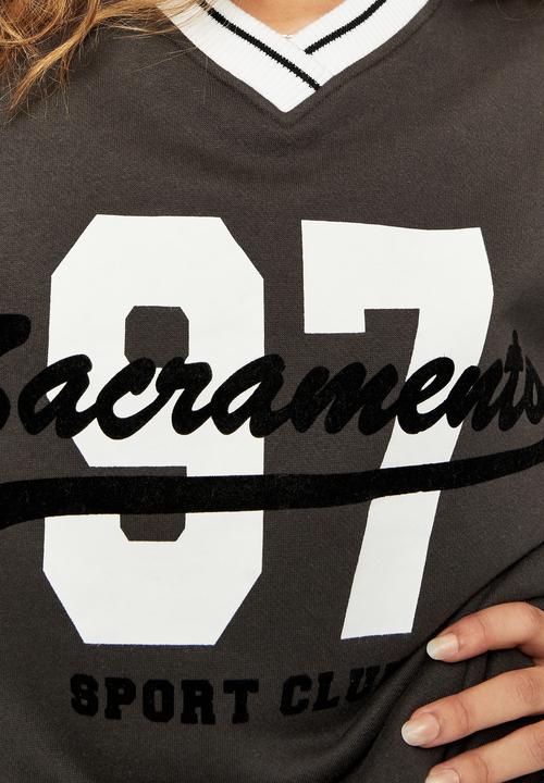 Supré  - Stevie v-neck oversized jumper - phantom/sacramento