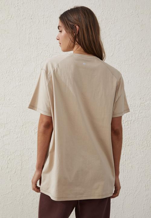 Cotton On - Active graphic tshirt - sesame wellness crest