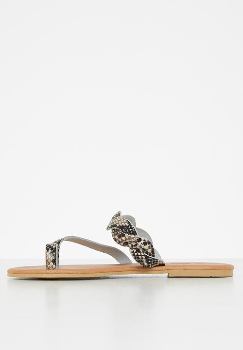 edit - Mika toe post sandal - stone & black