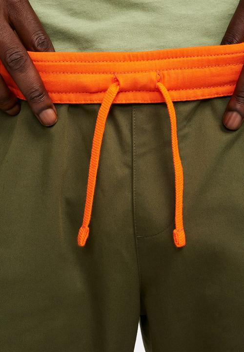 Nike - NSW Woven Trousers.- rough green & safety orange