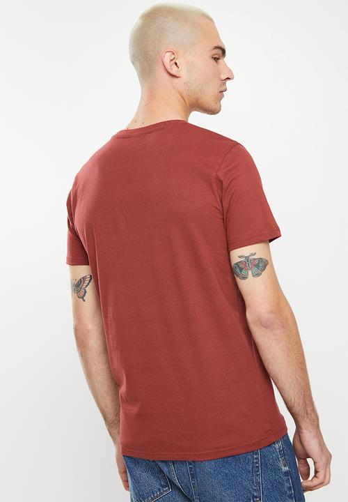 Crosshatch - Beswick ch pocket badge tee - burgundy