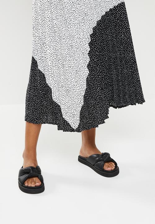 Me&B - Printed sunray pleated skirt  - black & white spot print