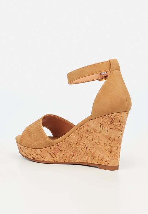 Butterfly Feet - Debra 4 wedge heel - camel