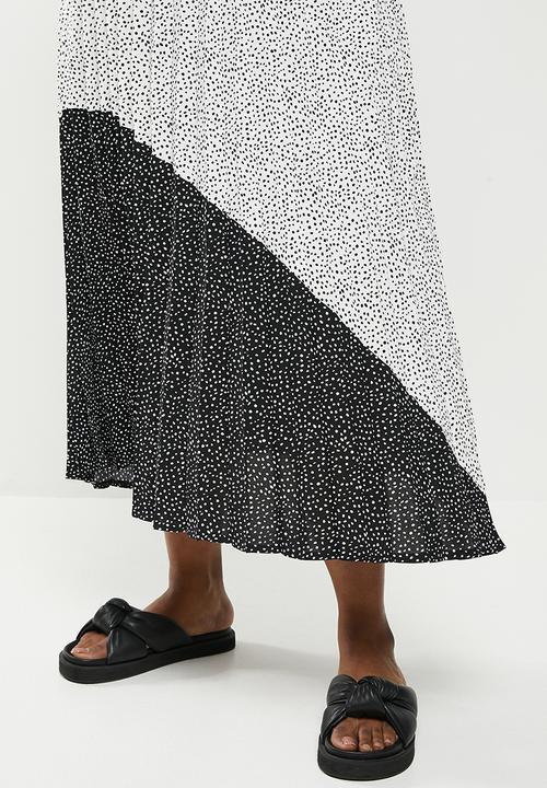 Me&B - Plus printed sunray pleated skirt  - white & black
