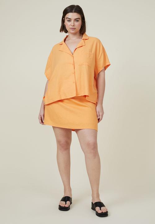 Cotton On - Curve haven short sleeve shirt - soft orange