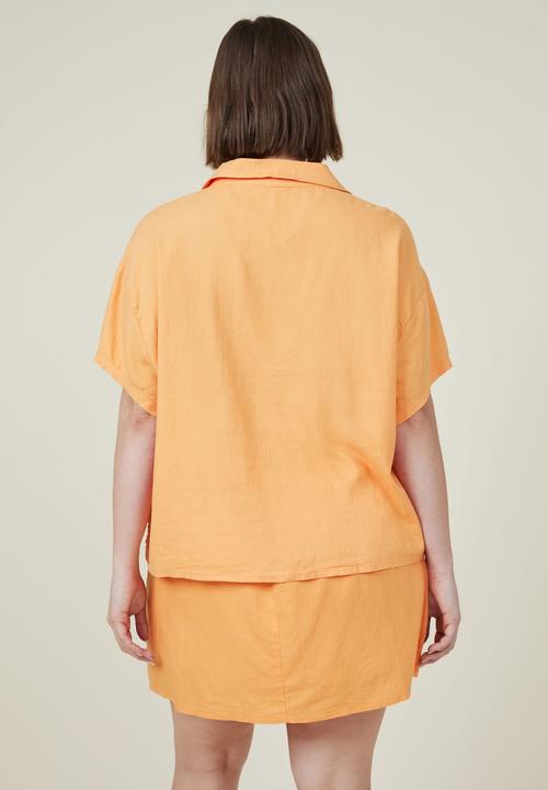 Cotton On - Curve haven short sleeve shirt - soft orange
