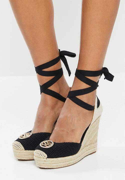SISSY BOY - Knotted up wedge heel - black