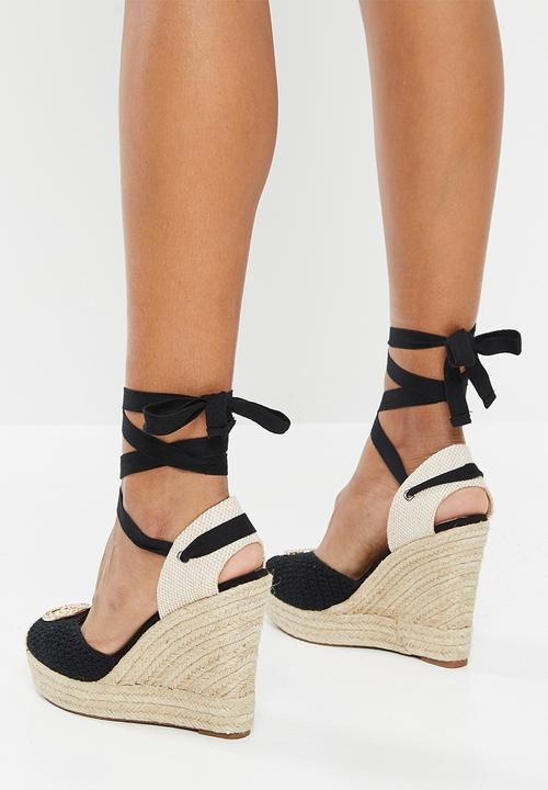 SISSY BOY - Knotted up wedge heel - black