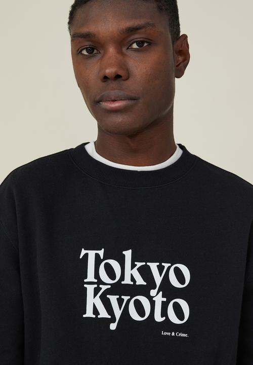 Cotton On - Graphic crew fleece - black/tokyo kyoto