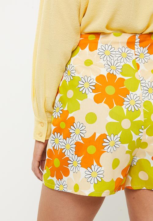 Glamorous - Ladies retro daisy floral shorts coord - multi