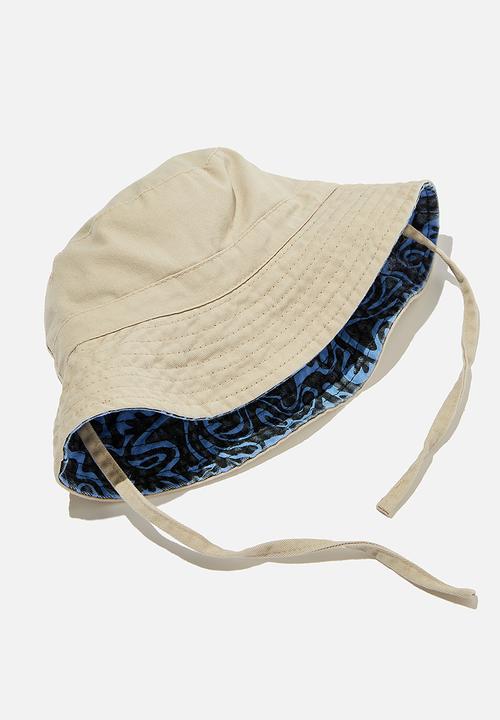 Cotton On - Reversible bucket hat - wonky whip/rainy day