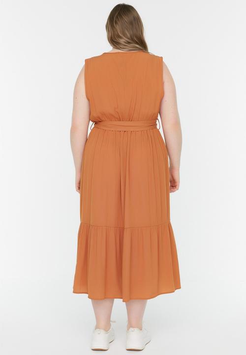 Trendyol - Plus tie detailed woven dress - tobacco