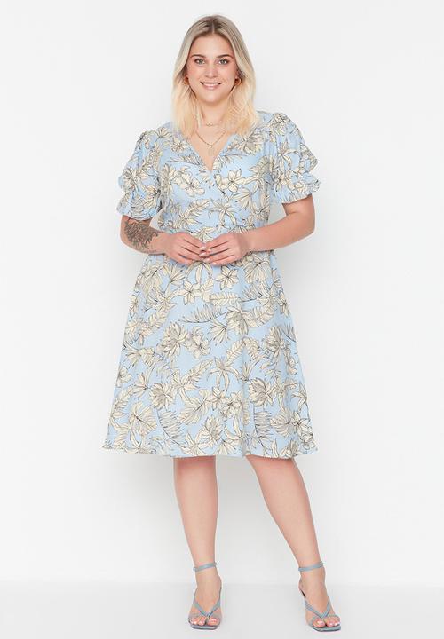 Trendyol - Plus floral v-neck woven dress - blue