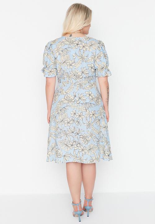 Trendyol - Plus floral v-neck woven dress - blue