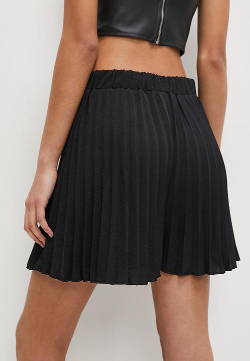 VELVET - Pleated shorts - black