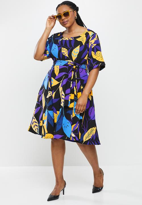 AMANDA LAIRD CHERRY - Plus gardens dress - black, yellow & royal floral