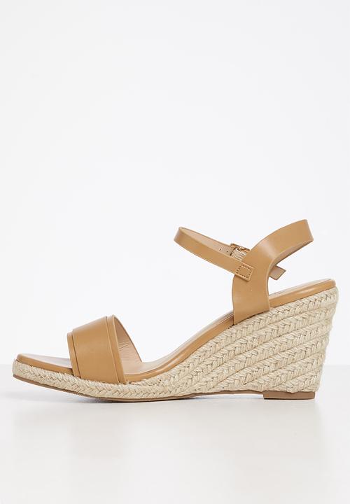 Butterfly Feet - Drayco 8 espadrille wedge heel - camel