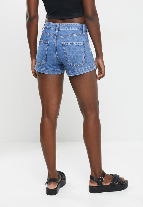 Cotton On - Mid rise classic stretch denim short - off shore blue